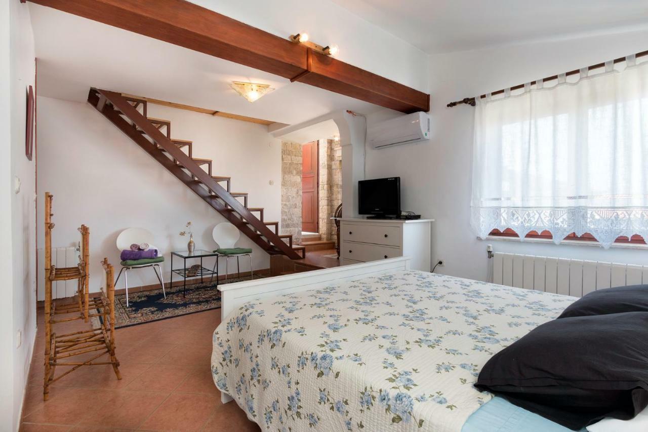 Apartments Ariana Pula Bagian luar foto